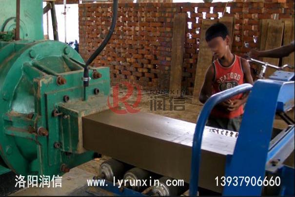 東南亞某國磚廠現場